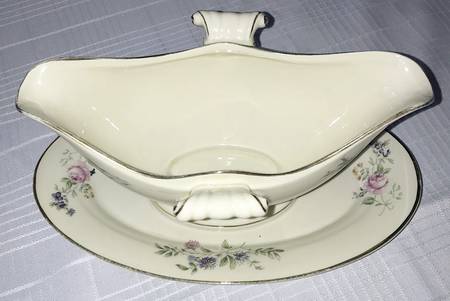 HUT1256 (IVORY) Gravy Boat with Attached Underplate
