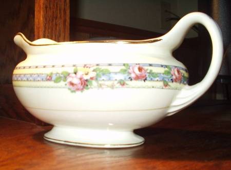 N1674 Gravy Boat