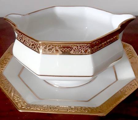 H2594 Gravy Boat with Attached Underplate