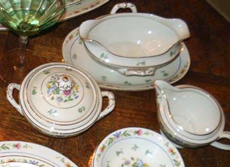 Elaine Gravy Boat with Attached Underplate