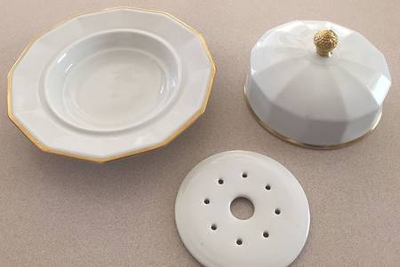 HCZ96 Round Covered Butter with Strainer