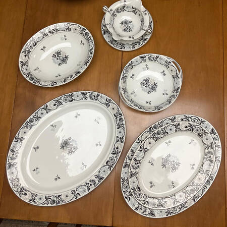 Ebony Wreath 14" Oval Serving Platter