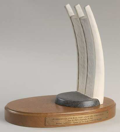 Berlin Airlift Memorial Memorial Symbol With Base - Boxed