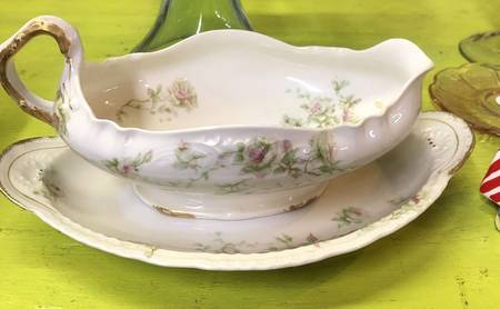 H3346 Gravy Boat with Attached Underplate