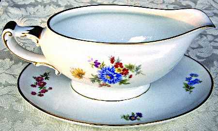 17513 Gravy Boat with Attached Underplate