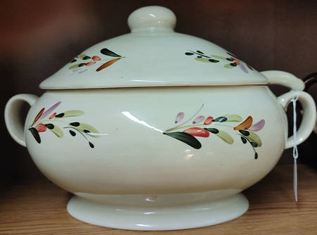 HMQ47 Oval Tureen & Lid and Ladle