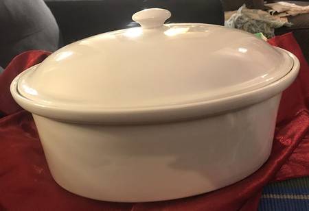 White 3 Quart Oval Covered Casserole
