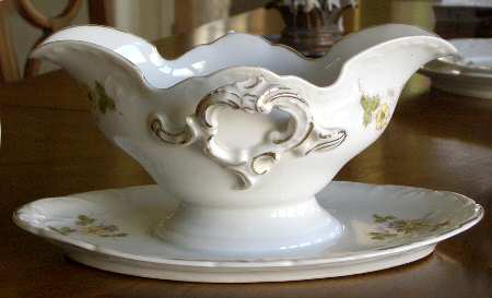 HUT1771 Gravy Boat with Attached Underplate