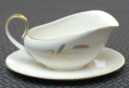 7602 Gravy Boat with Attached Underplate