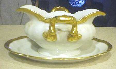 HUT1861 Gravy Boat with Attached Underplate