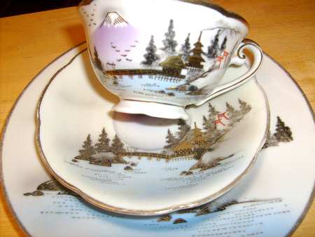 HKN31 Footed Cup & Saucer Set