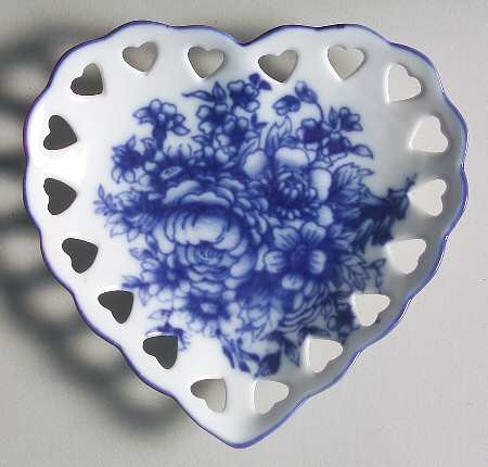 HOQ1 Heart Shaped Dish