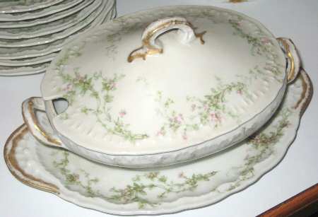 Schleiger 1024B-1 Gravy Boat w/Attached Underplate & Lid