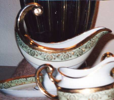 HUT1924 Gravy Boat with Attached Underplate