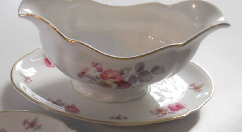 HUT1931 Gravy Boat with Attached Underplate