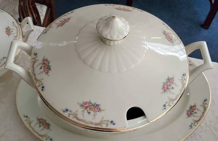 16810 Tureen &  Lid