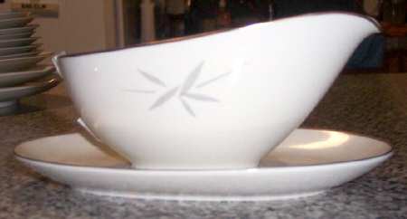 HUT1936 Gravy Boat with Attached Underplate