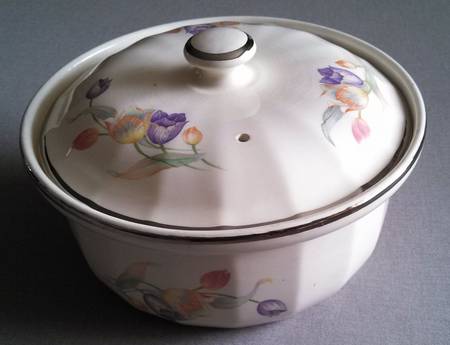 Pastel Tulip (Ribbed, Scalloped) 1 Qt Round Covered Casserole
