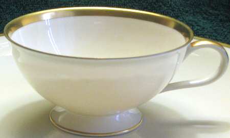 HUT1956 Footed Cup