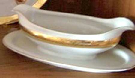HUT2021 Gravy Boat with Attached Underplate