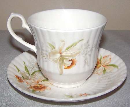 HAM122 Footed Cup & Saucer Set