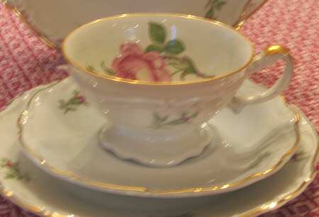 HEJ127 Footed Cup & Saucer Set