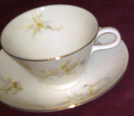 H1I1 Footed Cup & Saucer Set