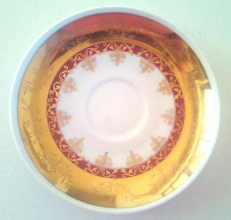 Henrieta Maroon Saucer