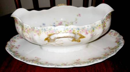 Schleiger 610-3 Gravy Boat with Attached Underplate