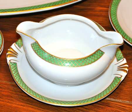HCZ170 Gravy Boat with Attached Underplate