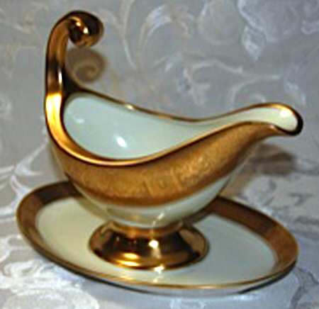HUT2157 Gravy Boat with Attached Underplate