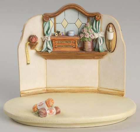 Little Knitter Hummelscape-Quilting Bee - Boxed
