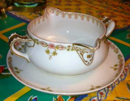 Schleiger 771-3 Gravy Boat with Attached Underplate