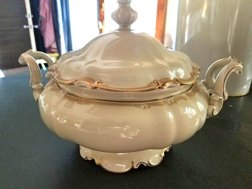 6038 Round Covered Vegetable