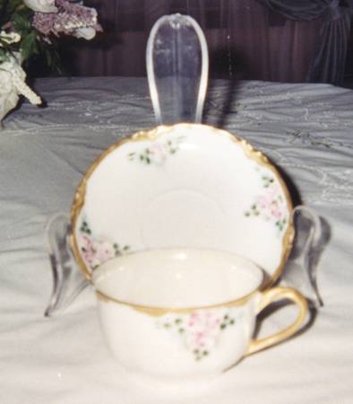 Hut3004 Flat Cup & Saucer Set