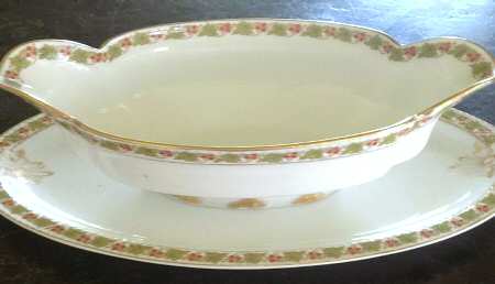 H4296 Gravy Boat with Attached Underplate