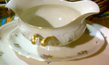 HUT2301 Gravy Boat with Attached Underplate