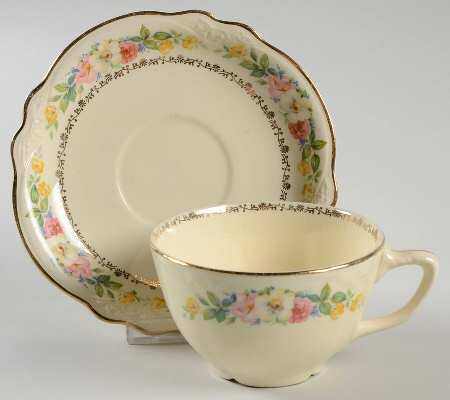 VR204 Flat Cup & Saucer Set