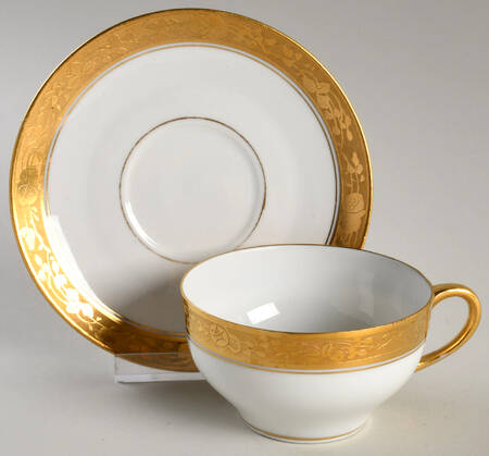 HUT2315 Footed Cup & Saucer Set