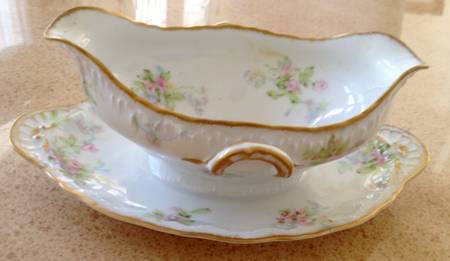 Schleiger 310-7 Gravy Boat with Attached Underplate