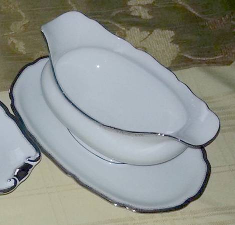 03583 Gravy Boat with Attached Underplate