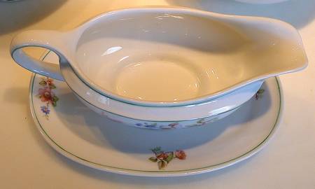 HUT2367 Gravy Boat with Attached Underplate