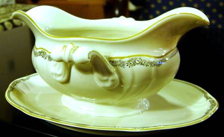 HUT2369 Gravy Boat with Attached Underplate