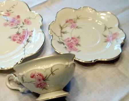 HUT2382 Footed Cup & Saucer Set