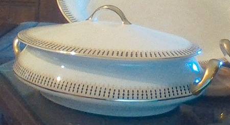 HLC2734 Oval Covered Vegetable
