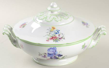5873 Green Trim Round Covered Vegetable
