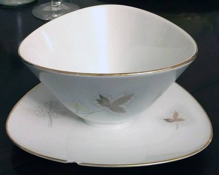 HUT3346 Gravy Boat with Attached Underplate