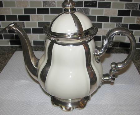 HUT2436 Teapot & Lid