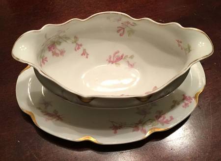 Sch36-3 Gravy Boat with Attached Underplate