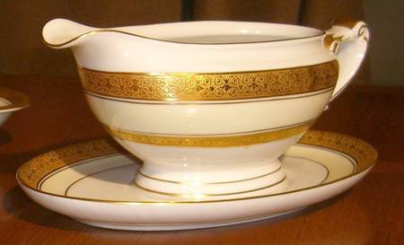 10786 Gravy Boat with Attached Underplate